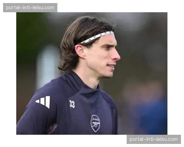 终场哨响，阿森纳球员卡拉菲奥里跪地掩面为乌龙球懊悔