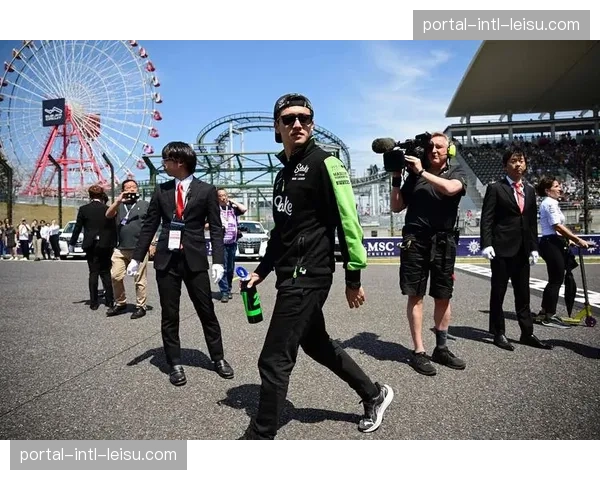 沙特站比赛期间，周冠宇赛车遭遇DRS故障进站维修