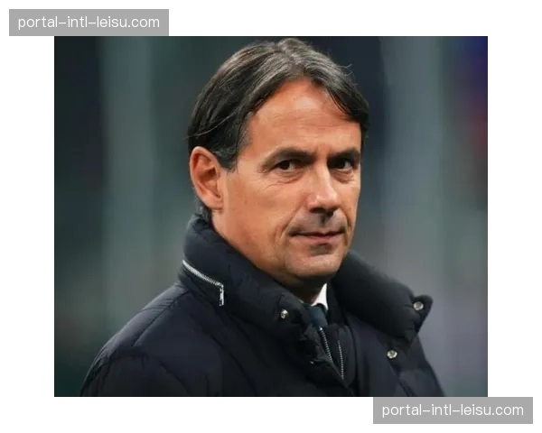 现场特写:国米主帅小因扎吉场边激烈指挥,对后防站位表达不满 现场特写:国米主帅小因扎吉场边激烈指挥,对后防站位表达不满